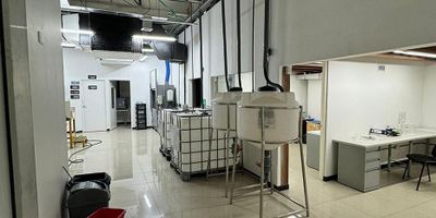 Oficina en venta en edificio, excelente ubicacion cerca a la terminal del sur, facil acceso a transporte publico, cerca a cooperativas, centros de salud, y una gran variedad de servicios complementarios. Piso en porcelanto, 3 espacios, dos niveles, baño privado, cocineta, cableado de red, techo cielo raso, aire acondicionado central, divisiones en drywall y parqueadero cubierto. Cuenta con ascensor, vigilancia 24 horas, citofonia, circuito cerrado de Tv, auditorio, parqueadero visitantes sin costo, alarma y caja fuerte. *Inmuebles sujetos a verificación de disponibilidad.*

