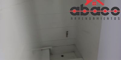 Amplio local en arriendo en Envigado, Antioquia, en el barrio El Dorado. Este espacio comercial de 140 m² construidos cuenta con un baño, siendo versátil para diversas actividades de negocio. Ubicado en el primer nivel, ofrece fácil acceso y buena visibilidad para sus clientes. El inmueble dispone de vigilancia, añadiendo seguridad a su operación. Su localización en Envigado lo sitúa cerca de zonas de alto flujo y servicios. Canon de arriendo: $7,500,000. Si este local en arriendo en El Dorado, Envigado, es lo que busca, contáctenos por WhatsApp, solicite que le contacten o vea nuestros teléfonos para conocerlo.