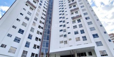 Se vende espectacular apartamento de 175.5 m² en el piso 14 de un moderno edificio ubicado en el prestigioso Barrio Pinares. Este exclusivo apartamento ofrece una vista impresionante de más de 270° hacia la ciudad y las montañas, brindando un entorno lleno de tranquilidad y belleza.

El apartamento cuenta con:

Amplia sala con balcón, ideal para disfrutar de la vista.
Comedor espacioso y una cocina integral completamente equipada que incluye lavavajillas, campana extractora, isla central, horno, y más.
Tres habitaciones con closets y baños privados; la habitación principal dispone de un walk-in closet y un balcón privado.
Hall de acceso con un amplio closet de linos.
Habitación de servicio completa
Zona de ropas independiente.
Dos parqueaderos privados y un depósito.
Solo dos apartamentos por piso para mayor exclusividad y privacidad.
El edificio ofrece una amplia gama de comodidades que incluyen:

Recepción amplia con vigilancia 24 horas, planta eléctrica de suplencia total y sistema de CCTV.
Piscina, turco, salón social, juegos infantiles y gimnasio bien equipado.

Ubicado en una zona de gran desarrollo urbanístico, el edificio se encuentra cerca de centros médicos, consultorios, restaurantes, colegios, universidades y cuenta con fácil acceso al transporte público. Su ubicación estratégica permite estar muy cerca de todos los sitios de interés del sector.

¡Este es el lugar perfecto para disfrutar de una vida de lujo y comodidad en una de las zonas más exclusivas de la ciudad