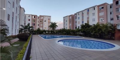  

VENDO apartamento en la unidad Vientos de Ciudad del Valle, piso 5 sin ascensor, el inmueble cuenta con vista interior, consta de sala comedor, cocina sencilla, zona de oficios, 2 habitaciones, una de ellas con closet, estudio o sala de television. La unidad cuenta con un total de 640 apartamentos, 4 apartamentos por piso, amplias zonas verdes, zona de juegos, porteria las 24 horas, parqueadero comunitario,  
