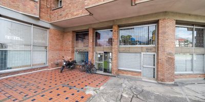 Excelente oportunidad !! Local de 178 metros cuadrados, ideal para aquellos que buscan un espacio elegante y funciona, con acceso sobre la carrera 30 y carrera 31. Cuenta con espacios de oficina y almacenamiento, 2 baños y un mezanine , ofrece comodidad y practicidad para sus ocupantes. Sus amplios espacios permiten una distribución versátil, adaptándose a las necesidades de cualquier negocio. Con una ubicación privilegiada y una arquitectura moderna, esta oficina es la elección perfecta para aquellos que buscan un ambiente profesional y sofisticado. ¡No pierdas la oportunidad de hacer de este lugar tu nuevo centro de operaciones!