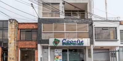 ¡Bienvenidos al local perfecto para tu próximo negocio! Con 5 espacios amplios para dejar volar tu creatividad y 100 metros cuadrados listos para ser transformados en el lugar de tus sueños. Tiene un costo de 3.000.000 mensuales incluyendo administración. Este local cuenta con 1 baño para la comodidad de tus clientes y 1 parqueadero para facilitar el acceso. Ubicado en una zona estratégica, este espacio es ideal para emprender y crecer. ¡No dejes pasar esta oportunidad única para hacer realidad tus proyectos!