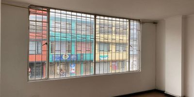 Apartamento ubicado en Aures ii, a muy pocos pasos de la AV.Cali con mucho comercio cerca y muy agradables parques cercanos , el apartamento queda en segundo piso exterior y cuneta con 2 habitaciones mas un estudio, 2 baños completos, zona de cocina y cuarto de ropas con una cómoda zona social. Actualmente esta arrendado por lo cual podría ser una excelente compra para inversión. 
Esta abierto a negociaciones y propuestas 
Agenda tu cita !!