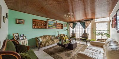 Amplia casa de 300 metros, con muy cómodos espacios ubicada en el barrio Galeria a pocos pasos del estadio El Campín. La casa cuenta con amplia zona social, un parqueadero cubierto, amplia cocina y patio interior. 4 habitaciones, estudio, entre sus multiples espacios. 

La casa puede ser adquirida junto a otras casas conjuntas para un proyecto de construcción como los que se están desarrollando en la zona.