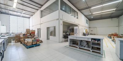 Espectacular edificio corporativo ubicado a pocos pasos del centro comercial Unicentro Tunja. El edificio cuenta en el primer piso con 4 oficinas, una recepción, una cafetería, dos baterías de baño, una sala de espera una recepción. Así como acceso directo a la bodega doble altura con un área total de 550 metros. El segundo piso, cuenta con tres oficinas, una de ella con sala de juntas y balcón, baños y archivo de alta seguridad. El edificio cuenta con espectaculares acabados tipo loft y minimalistas.