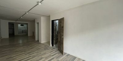 Lleve su negocio al exito en este codiciado local en Los Olivos para arriendo. Situado estrategicamente en el primer piso de una via principal, este espacio promete captar la atencion de un flujo constante de clientes potenciales. Su ubicacion privilegiada le coloca en el corazon de una zona comercial vibrante, ubicado sobre la transitada Av. San Juan y a pasos de la Plaza de Mercado La America. La cercania a puntos clave como Salud Total, la Registraduria Opadi Antioquia y la Institucion Educativa Lucrecio Jaramillo garantiza una afluencia constante. Este entorno dinamico ofrece el escenario perfecto para que su empresa florezca. Es el momento de dar el salto y asegurar este espacio excepcional para su negocio! Contactenos hoy mismo para coordinar una visita