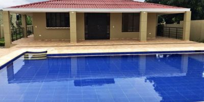 Casa ubicada en la urbanización King Ranch. Esta hermosa propiedad se encuentra estratégicamente ubicada, a tan solo tres minutos de la autopista principal y a cinco minutos del centro del pueblo, ¡puedes ir caminando! En sus alrededores, encontrarás una gran variedad de servicios y comodidades, como el Hipercentro Maestro, el almacén D1, Colsubsidio y el Banco Agrario. Además, estarás rodeado de diferentes restaurantes para satisfacer todos tus antojos. Esta casa es perfecta tanto para aquellos que buscan un lugar tranquilo para descansar como para aquellos que desean realizar una inversión inteligente. Con su fácil acceso tanto para vehículos como para peatones, ¡no puedes dejar pasar esta oportunidad única!