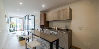 Conoce este espectacular apartaestudio tipo para estrenar en Chico a un precio imperdible. Con un diseño moderno y multifuncional, acabados con las últimas tendencias, el apartamento cuenta con amplio balcón, espacios muy iluminados, ubicación estratégica en Chico. Edificio de 31 apartamentos, que cuenta con: Coworking, Meeting room, gimnasio semidotado, Rooftoop con chimenea a gas, BBQ, zona Pet Friendly. De este tipo de apartamento hay en 3, 4 y 5 piso.