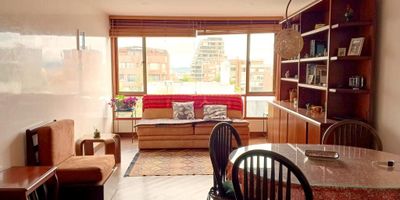 El mejor precio de LA CABRERA, excelente ubicación, sala comedor en un ambiente muy amplia y con muy buena iluminación, una alcoba con baño, estudio o posibilidad de segunda alcoba pequeña, 
UN PARQUEADERO EN SERVIDUMBRE CON OTRO APARTAMENTO