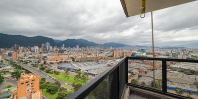 Apartamento para estrenar de 2 habitaciones, dos baños, balcón, un área construida de 61,45 Mts2 y parqueadero propio. Edificio con excelente ubicación, cerca de la avenida calle 26, Américas, esperanza, carrera 30, av., carrera 50, a pocas cuadras de Corferias, supermercados, hoteles, supercade, clínica Medery, al C.C. Mall Plaza, a pocos minutos encontraremos el centro. Funciona para Airbnb. Contarán con 2 pisos completos de zonas comunes. Sala de cine, Gimnasio, Zonas húmedas, Espacios abiertos de oficina, Salas de reuniones, Salón Comunal.