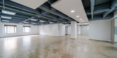 Excelente Oficina remodelada, de 400 metros cuadrados, con magnifica vista, iluminación natural, cuenta con espacios abiertos para módulos de trabajo, oficinas independientes, espacio para sala de juntas, espacio para la Recepción, archivo con paneles, cuarto de comunicaciones,  baños privados para hombres como para mujeres, Un Área de cocineta cafetería. 8 garajes cubiertos, Ubicada en el edificio Colpatria al norte de Bogotá , el cual cuenta con recepción 24 horas, salidas de emergencia, vigilancia 24 horas,  2 ascensores , parqueaderos para visitantes, cámaras de seguridad en cada piso y áreas sociales.
