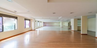 Excelente Oficina, de 400 metros cuadrados, con magnifica vista, iluminación natural, cuenta con espacios abiertos perfectos para módulos de trabajo, oficinas independientes, espacio para sala de juntas, espacio para la Recepción, archivo con paneles, cuarto de comunicaciones,  baños privados para hombres como para mujeres, Un Área de cocineta cafetería. 8 garajes cubiertos, Ubicada en el edificio Colpatria al norte de Bogotá , el cual cuenta con recepción 24 horas, salidas de emergencia, vigilancia 24 horas,  2 ascensores , parqueaderos para visitantes, cámaras de seguridad en cada piso y áreas sociales.