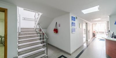 Gran oportunidad , casa de dos pisos en venta con un area de lote de 363.55 m2 y un area construida de 449.52 m2.  Segun norma la Altura permitida para edificiacion es de 7 pisos con aislamiento de 5 mt2 . Usos permitidos residencial comercio , sevicios basicos , oficinas y servicios de hospedaje.