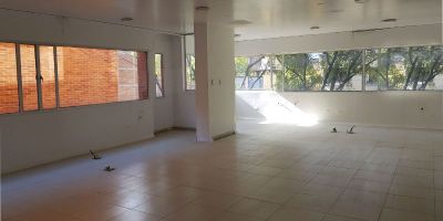 GRAN OFERTA Oficinas ubicada en el edificio El Lago P.H. con 43 año de vetustez. Cuenta con diversos acabados, una adecuación para odontología, tiene disposición exterior y esquinero, buena iluminación, garaje y ventilación natural. Las 2 oficinas están unidas físicamente Área (47,98 y 48,40). Puerta de acceso en vidrio templado. iluminación tradicional. alto flujo peatonal durante todo el día, Con gran cercanía al Centro Comercial Andino, Notaria 24, Clínica El Lago, Parque el Virrey, Universidad Sergio Arboleda, Gimnasio Moderno restaurantes y Supermercados. zona estratégica por estar en un lugar comercial No te pierdas esta oportunidad de negocio que es ideal para tus futuros proyectos, Que esperas para conocerlo contáctenos.