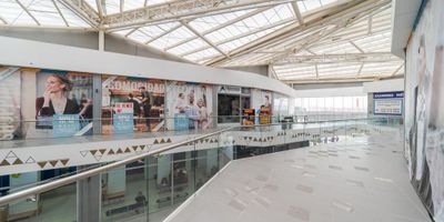 Se arrienda o vende local comercial ubicado en el nuevo Centro Comercial North Point Mall Cedritos

Local de uso mixto ubicado estratégicamente en el centro comercial North Point Cedritos cerca del centro empresarial North Point que diariamente tiene un alto flujo de personas y de distintos barrios de la ciudad. El valor no incluye IVA COMERCIAL para el arriendo. El local cuenta con:

 1. Piso enchapado
 2.⁠ ⁠⁠red eléctrica completa con 7 tomas de corriente repartidos por el local 
 3.⁠ ⁠⁠red contra incendio
 4.⁠ ⁠⁠luces de techo 
 5.⁠ ⁠⁠paredes pintadas 
 6.⁠ ⁠⁠vitrina en vidrio
 7.⁠ ⁠⁠toma corriente para conectar el letrero listo 
 8.⁠ ⁠⁠Uso de suelo mixto para comidas y misceláneos 
 9.⁠ ⁠⁠instalación de gas , agua y luz. 
10.⁠ ⁠⁠Un mes de gracias para adecuar el negocio