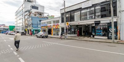 Pasaje comercial ubicado estratégicamente en Lourdes colinda con la iglesia Lourdes con doble acceso por la calle 62 y la calle 63 ,  con 35 locales comerciales para arrendar 2 pisos comerciales posibilidad de edificar 4 pisos . Usos permitidos vivienda , comercio, dotacional e industrial.