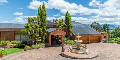 Hermosa casa en venta ubicada en Altos de Yerbabuena. Cuenta con excelentes espacios. Sala, comedor, cocina independiente, comedor auxiliar, cuarto y baño de servicio, zona de ropas, bar, salón de juegos, estudio, gimnasio, cuarto de seguridad privada, cava, tres amplias terrazas, cuatro habitaciones con baño privado, sótano tipo bodega y excelente vista.