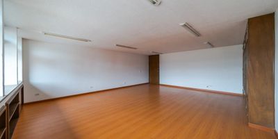 Espectacular oficina localizada en zona de gran  concentración empresarial con doble acceso por la carrera 13 y por la avenida caracas. Gran oferta gastronómica comercial y de servicios.  La oficina tiene 45 m2 con baños comunales por piso edificio de 12 pisos con parqueaderos comunales.