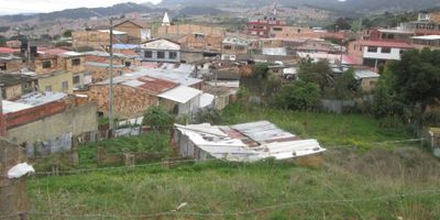 Espectacular lote ubicado en el barrio Usme-centro queda a una cuadra de la vía principal, cerca de la iglesia central, al colegio Francisco Antonio Zea y a paraderos del SITP.