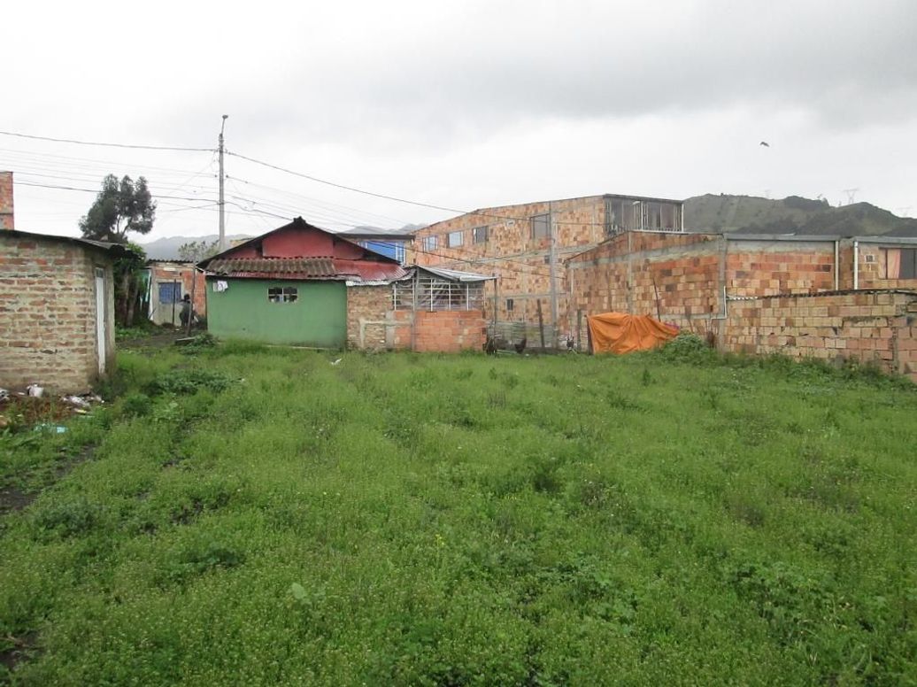 Casa de 1 alcoba en venta en Usme Centro, Bogotá, 1002 m² · foto 6 de 10