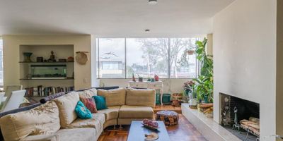 Apartamento de 177 mts,  en 3er piso, exterior, ubicado en el barrio Antiguo Country. Cuenta con 3 habitaciones y estudio, 3 baños, cocina cerrada, zona de lavanderia, sala comedor con chimenea, 1 parqueaderos., ventaneria doble para aislamiento acústico. El edificio es Premio Nacional de Arquitectura, tiene porteria 24/7. El valor de la administración incluye el servicio de agua y gas.