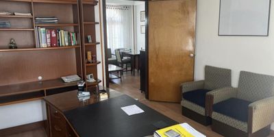 Espacio de oficina, ubicada en el corazón del centro de Bogotá, ubicada en un piso 8o que le ofrece mucha luz natural y vista exterior. Es un ambiente clásico, en un edificio de conservación histórica. La venta se hace a puerta cerrada, con el mobiliario actual. El edificio cuenta con ascensor, CCTV, vigilancia permanente.
Excelente ubicación, cerca a estaciones de Transmilenio, carrera 7a, carrera 10a