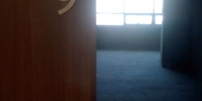 Oficina en venta en el barrio Metrópolis, Bogotá, Cundinamarca. Este espacio de 39.25 m² ofrece la flexibilidad de ser personalizado, entregado en obra gris y con todas las acometidas listas para instalar un baño privado. Ubicada en el primer piso, la oficina incluye un parqueadero y cuenta con vigilancia para mayor seguridad. Con 5 años de antigüedad, representa una excelente oportunidad para establecer o expandir su negocio. Interesado en conocerla? Contáctenos vía WhatsApp, solicite que le contacten o revise los números de teléfono disponibles.