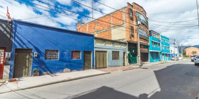 Oportunidad de lote en venta en Bogotá, barrio Paloblanco, Cundinamarca. Ubicado estratégicamente sobre la Av. Calle 71 (Avenida Chile) con Av. Boyacá, este terreno de 140 m² ofrece un excelente potencial de desarrollo. Ideal para construir, su ubicación en estrato 3 beneficia proyectos con accesibilidad a importantes vías y servicios cercanos. La zona cuenta con vigilancia, aportando un entorno seguro para su inversión. A solo $650,000,000, es una propuesta atractiva para inversionistas o desarrolladores en la capital. Si busca un lote en Bogotá con gran conexión vial y en un sector con proyección, este puede ser su inmueble. Para más detalles, utilice las opciones de whatsapp, quiero que me contacten o ver telefonos.