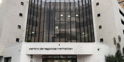 Oficina en venta y arriendo. ubicada en el Chico. Ubicada en el primer piso, cuenta con un área de 56.8 M2 y depósito.