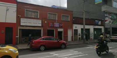 Excelente casa lote para cliente inversionista, Frente 10 Mts y Findo 20 Mts, sobre calle comercial, actualmente el inmueble cuenta con dos locales que estan rentando y un apartaestudio en segundo nivel. Casa para construccion nueva o remodelacion, area lote 200 Mts y area construida 281 Mts