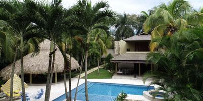 Bajo de precio! Casa campestre en Mesa de Yeguas Country club tiene 20 años de construida con 2 remodelaciones la ultima hace 2 años. Puede ser a puerta cerrada el negocio.
Lote 2900mts2, casa total construido 411 mt2. La casa consta de 4 habitaciones con baño, cuarto y baño servicio, patio ropas, cocina integral, comedor y comedor auxiliar, 2 salas, baño auxiliar, quiosco con salon Tv . Piscina con sistema moderno de tratamiento de agua con sal, con playa y espejo agua y Jacuzzi. 4 parqueaderos cubiertos. Cancha de voleiball. 1 tablero de basketball, senderos peatonales internos. Todos los equipos de acueductos y picsina son nuevos. Acción y traspaso del Club valores adicionales. 
Cuenta con dos campos de Golf, uno Par 72 con 7246 yardas y un campo de 9 hoyos Par 3 único en Colombia, diseñados por la firma Americana Robert Trent Jones II, ski náutico y canchas de tenis