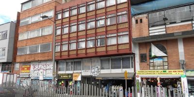 Ofrecemos en venta amplia oficina, ubicada en céntrico sector de Chapinero Central, sobre la Av. Caracas. Situada en un segundo piso. Exterior con buena iluminación natural, dotada de ventanales anti-ruidos. Aire acondicionado.  Zona de alta valorización y ubicación privilegiada. sesenta y cuatro metros cuadrados de espacio libre para ubicar varios puestos de trabajo. Cuenta con un baño privado, cocineta, un cuarto de archivo. Cableado estructurado. Luz trifasica. El servicio del agua está incluido en la administración. No tiene garaje. El sector se distingue por ser de alto flujo comercial y educativo, empresa de servicios, importantes entidades bancarias, centros comerciales, supermercados, etc. Cercano a vías principales como son: Av. Caracas, Cra. trece Av. Cra. séptima  Av. Cl. cuarenta y cinco entre otras