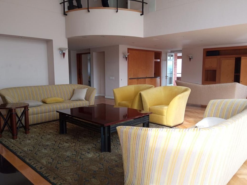 Apartamento de 4 alcobas en venta en La Cabrera, Bogotá, 421 m² · foto 3 de 20