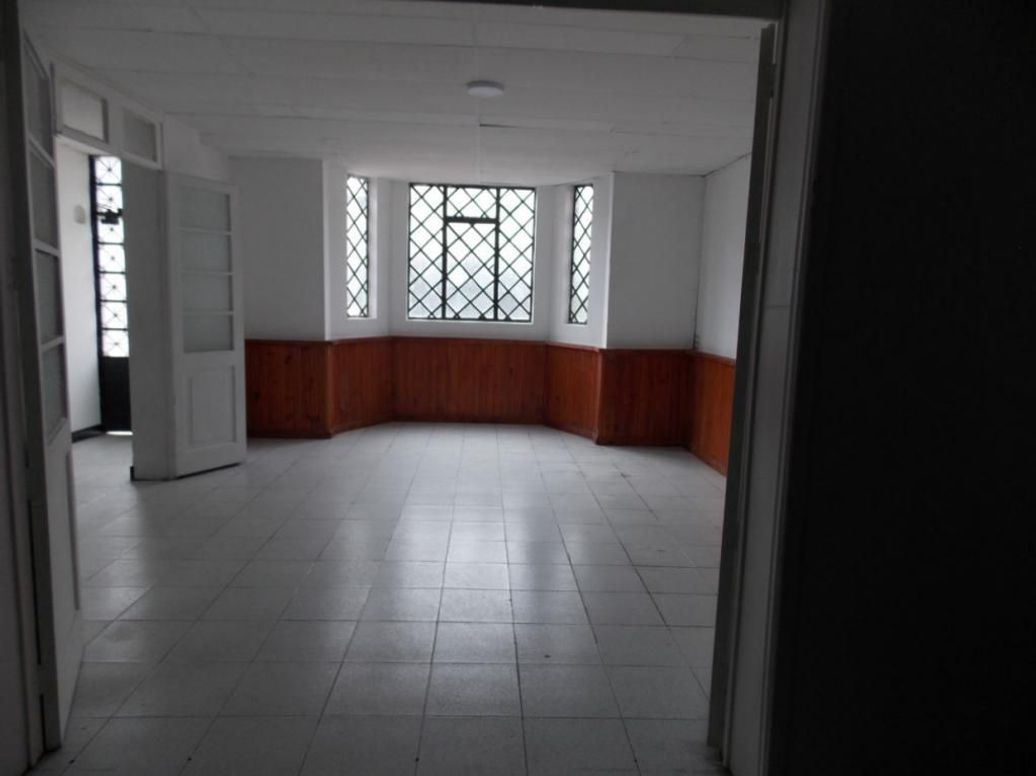 Casa de 13 alcobas en venta en Quinta Camacho, Bogotá, 478 m² · foto 2 de 20