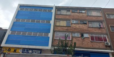 Arriendo amplia bodega ubicada en centro de Bogotá, especial para almacenamiento de mercancía y producción, satélites, almacenamiento de electrodomésticos, dotaciones y confección. Cuenta con 346 m, tres metros de altura, energía trifásica, dos baños y excelente seguridad. En la zona ubicamos comercio, servicios, colegios, universidades, oficinas administrativas y entidades del gobierno. Tercer piso, excelentes vías de acceso como lo son calle 19 y calle 17, avenida caracas y carrera décima.