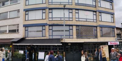 Tenemos el gusto de ofrecerles apartamento u oficina estratégicamente ubicado sobre la calle 85, a dos cuadras de la carrera quince, y a tres cuadras de la estación de transmilenio. Cuenta con excelente iluminación natural por sus ventanales amplios, cocineta con zona de aseo, dos baños. Ubicada con vista hacia la calle, facilidad de acceso y cercanía a entidades bancarias, centros comerciales y comercio en general, con pisos en parques, Zona médica , clínica del Country consultorios médicos.