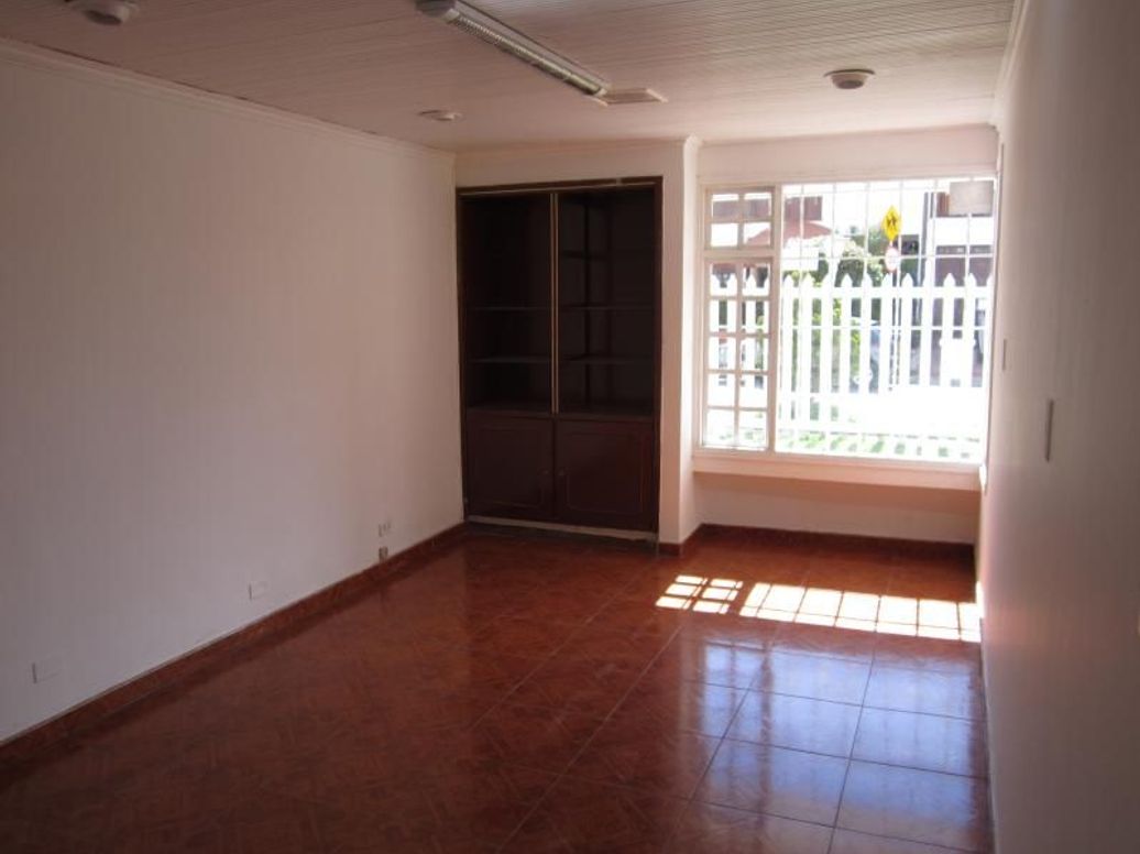 Casa de 6 alcobas en venta en Santa Barbara Central, Bogotá, 330 m² · foto 9 de 20