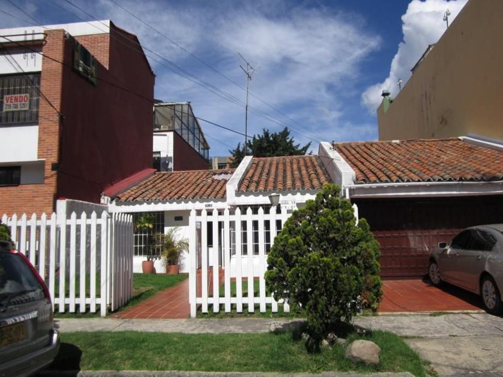 Casa de 6 alcobas en venta en Santa Barbara Central, Bogotá, 330 m² · foto 2 de 20