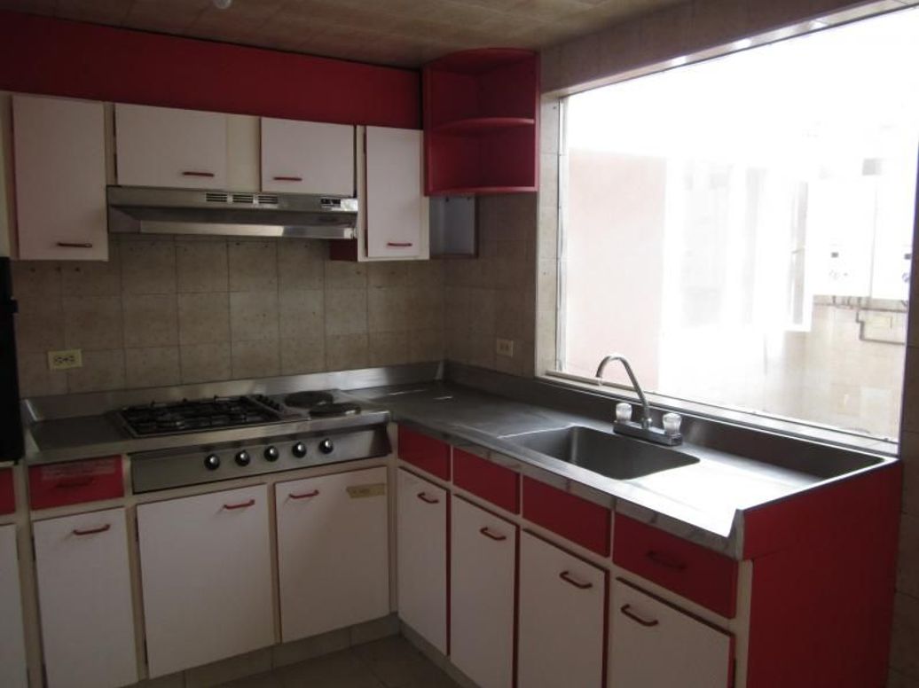 Casa de 6 alcobas en venta en Santa Barbara Central, Bogotá, 330 m² · foto 13 de 20