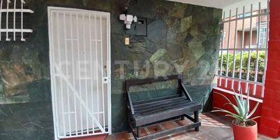 Boston es un barrio con excelente conectividad a diversas partes de la ciudad, lo que facilita el acceso a zonas comerciales, educativas y de entretenimiento, Estar cerca del Parque Obrero proporciona un ambiente verde y relajado, ideal para disfrutar de caminatas, ejercicio al aire libre, o simplemente descansar