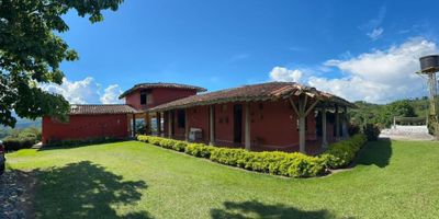 ¡Inversión Ideal en Palestina, Caldas!

Inmobiliaria Lucía Prada te presenta una finca en venta que combina comodidad, funcionalidad y una excelente oportunidad agrícola. Ubicada en Palestina, Caldas, esta finca cafetera está diseñada para ofrecer todo lo necesario para una operación agrícola eficiente y una vida confortable con un área DE LOTE DE 17.306 Y CONSTRUIDOS 372 m² que incluyen un beneficiadero bien equipado para el procesamiento del café, Vivienda Familiar: La finca cuenta con 3 alcobas ideales para la comodidad de la familia, junto con un baño, dispone de 2 garajes para el resguardo de vehículos y equipos, con una producción activa de café gracias a sus 3,500 plantas de café, esta finca es ideal para quienes buscan continuar o expandir un proyecto cafetero, incluye una casa adicional para el administrador de la finca, ofreciendo comodidad y funcionalidad para el personal, la finca cuenta con carretera de acceso, facilitando el transporte y la conexión con otras áreas.

Este terreno no solo te ofrece una infraestructura completa para el cultivo y procesamiento de café, sino también un ambiente acogedor y práctico para vivir y trabajar. Su ubicación en una región cafetera reconocida asegura un entorno propicio para la producción de café de alta calidad.

¡No dejes pasar esta oportunidad de inversión en una zona con gran potencial!

¡Contáctanos, 3122092858 y agenda tu cita!
