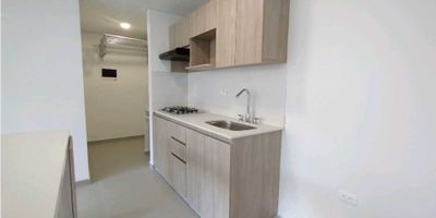 ¿Buscas un apartamento cómodo y bien ubicado en Itagüí? Este espacio en Ditaires podría ser justo lo que necesitas. Con 60 metros cuadrados, es ideal para una pareja o una pequeña familia. Cuenta con 2 habitaciones, cada una con closet, y 2 baños, ofreciendo la comodidad y privacidad que necesitas.

La cocina integral está lista para que prepares tus comidas con facilidad, y la zona de ropas independiente facilita las tareas del hogar. El piso de cerámica es fácil de mantener, lo que hace de este apartamento un lugar práctico para vivir.

El balcón y el ventanal permiten que entre luz natural, creando un ambiente agradable y acogedor. Además, la red de gas te garantiza un suministro eficiente para tus necesidades diarias.

La ubicación es un punto clave, cerca del Parque Acuático de Ditaires, donde podrás disfrutar de actividades al aire libre y entretenimiento. El estrato 4 asegura un costo de vida equilibrado.

Este apartamento ofrece comodidad y una excelente ubicación en Itagüí. ¡No dejes pasar la oportunidad y agenda tu visita con el código S705!