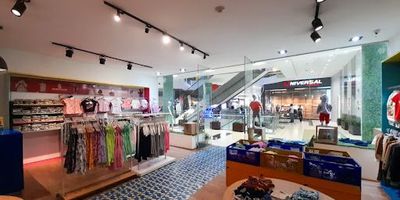 Local comercial en arriendo, Medellín. Cuenta con amplios espacios, baño y puerta de vidrio, ubicado frente a las escaleras eléctricas en una zona de alto flujo peatonal. El centro comercial ofrece vigilancia, ascensores, zona de comidas y parqueaderos. Situado en una zona comercial con alto tránsito peatonal y vehicular, cerca de vías principales y con excelente acceso a transporte público.