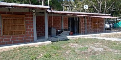 Venta de Finca ubicada en Olaya  Sucre  Antioquia, área del lote 3.342 mts,  150 mts construidos, 3 habitaciones ,3 baños , espacio de parqueadero para varios carros, cocina semi -integral abierta, casa con terraza con posibilidad de seguir construyendo, la parte exterior de la casa tiene piscina armable grande, cocineta para asados.ampia zona verde, a 2 minutos del parque sucre Ant.447-12081