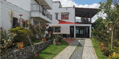 ¡Excelente Oportunidad de inversión!

Vendo espectacular propiedad campestre con tres casas, ideal para inversión en un hotel campestre o proyecto turístico. La casa principal de tres pisos ofrece cocina integral, sala y comedor independientes con acceso a piscina y jacuzzi, , terraza con vista de 360°, un salon social y parqueadero cubierto. cinco habitaciones, dos con baño privado y closet, la 2da casa con 3 habitaciones, cocina, sala y comedor con acceso a patio y terraza, perfecta para huéspedes. Disfruta de una vista panorámica y una ubicación a solo 8 minutos de Chinchiná y 12 minutos de La Uribe, con acceso por carretera pavimentada. La propiedad incluye cultivos de plátano en producción, añadiendo autosostenibilidad a esta inversión. Un entorno natural y accesible, ideal para quienes buscan desarrollar un proyecto en el corazón de la zona cafetera.

¡Contáctanos, 3122092858 y agenda tu cita!

 
