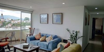 Hermoso apartamento en Álamos, vista espectacular, le mejor ubicación de Pereira, a 10 minutos del centro y a 100 metros de la salida a Armenia, cerca de centros comerciales y sitios de diversión. Este apartamento consta de sala-comedor con mirador, cocina integral, zona de ropas, habitación principal con baño y vestier, 2 habitaciones con closet y baño social y de habitaciones. El conjunto consta de Parque infantil, piscina para adultos y niños, sauna, turco, cancha múltiple, gimnasio, BBQ, salón social. Parqueaderos cubiertos, amplios y dotados con paneles solares para su iluminación. Sus baños cuentan con su propio sistema de ahorro de aguas lluvias. Agente José Luis Tamayo Zuluaga.