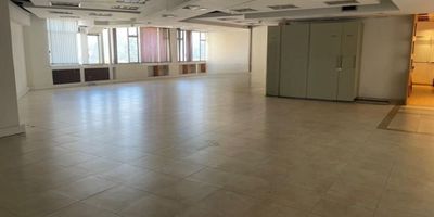 Esta amplia oficina de 310 m², con tres garajes incluidos, es la oportunidad perfecta para empresas que buscan un espacio estratégico que combine comodidad, seguridad y accesibilidad. Ubicada en un entorno privilegiado, cercanía a variedad de restaurantes, la vibrante zona financiera y el dinámico centro internacional.
