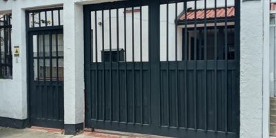 Casa de 256 m2 de construida, cuenta con 6 alcobas con closet (alcoba principal con baño privado), 5 baños (4 baños completos y un baño social), cocina integral a gas cerrada, sala comedor con chimenea de leña más comedor auxiliar, estudio, cuarto y baño de servicio, cortinas enrollables, patio de ropa independiente, ducha eléctrica, pisos en madera laminada y porcelanato, 4 parqueaderos descubiertos. Vías de acceso calle 134, carrera 9, calle 140, Cerca a la Universidad del Bosque, centro comercial sorpresas.