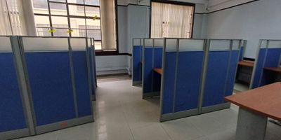 Se arrienda oficina en el piso 5 del edificio Colseguros  con  batería de baños, con cocina compartida, oficina con un ambiente agradable, con cableado estructurado, planta eléctrica, se puede arrendar  con muebles o sin muebles, el edificio cuenta con 4 ascensores, vigilancia las 24 horas, zona del alta valorización, excelente transporte publico, Transmilenio, restaurantes.