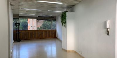 Oficina en arriendo y venta en edificio empresarial ubicado estrategica cerca a avenida principal, cercano a rutas de transporte y multiples servicios complementarios. Piso en madera, 4 espacios, baños, cocineta, cableado de red, techo cielo raso, aire acondicionado central, divisiones en drywall y parqueadero cubierto. Edificio con vigilancia 24 horas, citofonia, circuito cerrado de tv, baños comunales y parking visitantes sin costo. *Inmuebles sujetos a verificación de disponibilidad.*

